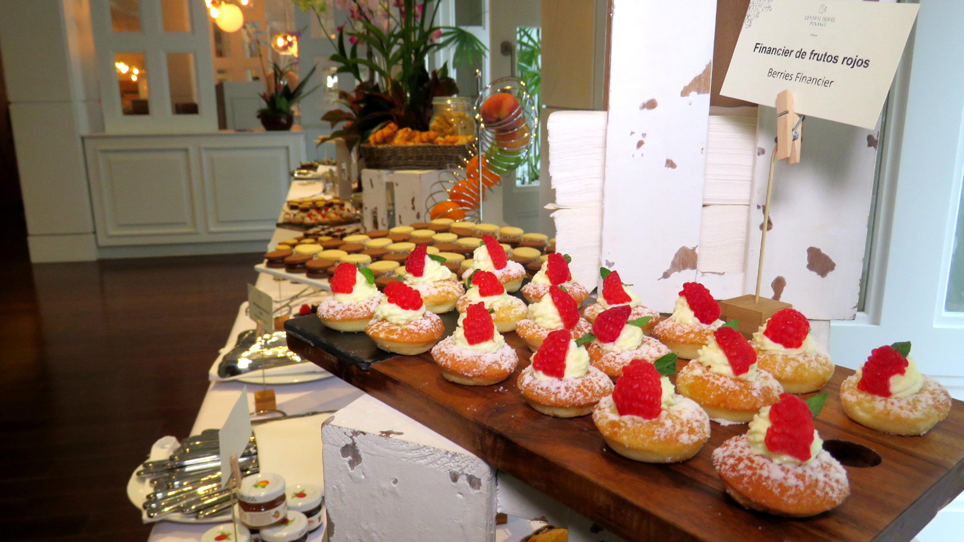 센트럴 호텔 파나마 파나마시티 외부 사진 A display of French pastries