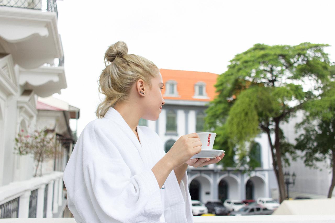 센트럴 호텔 파나마 파나마시티 외부 사진 A woman wearing a bathrobe