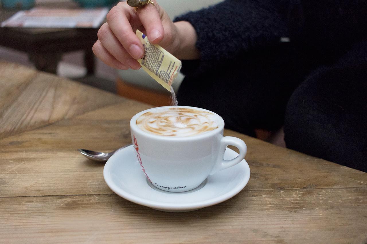 센트럴 호텔 파나마 파나마시티 외부 사진 Sugar being added to a coffee