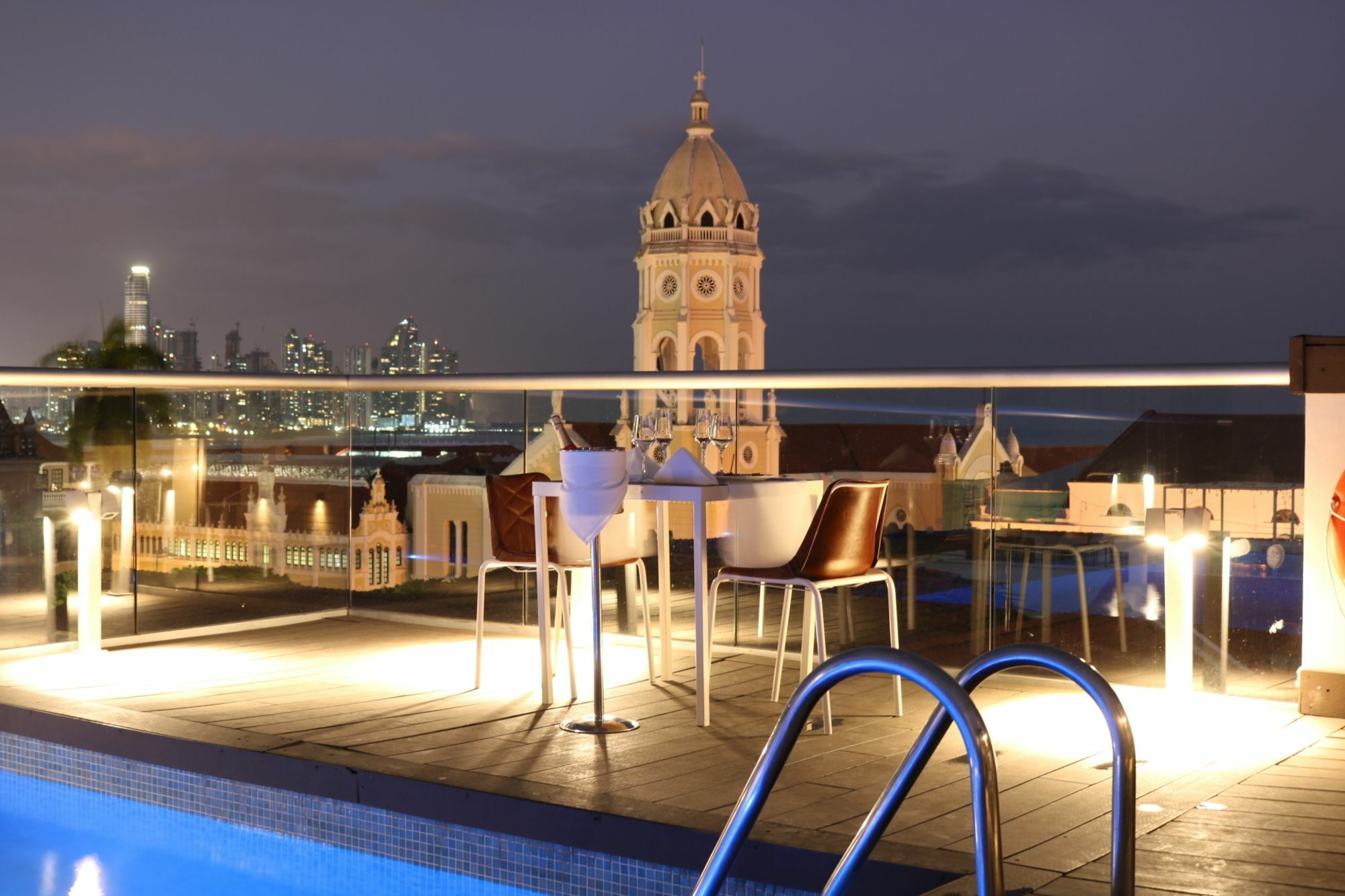 센트럴 호텔 파나마 파나마시티 외부 사진 View of the hotel's rooftop pool